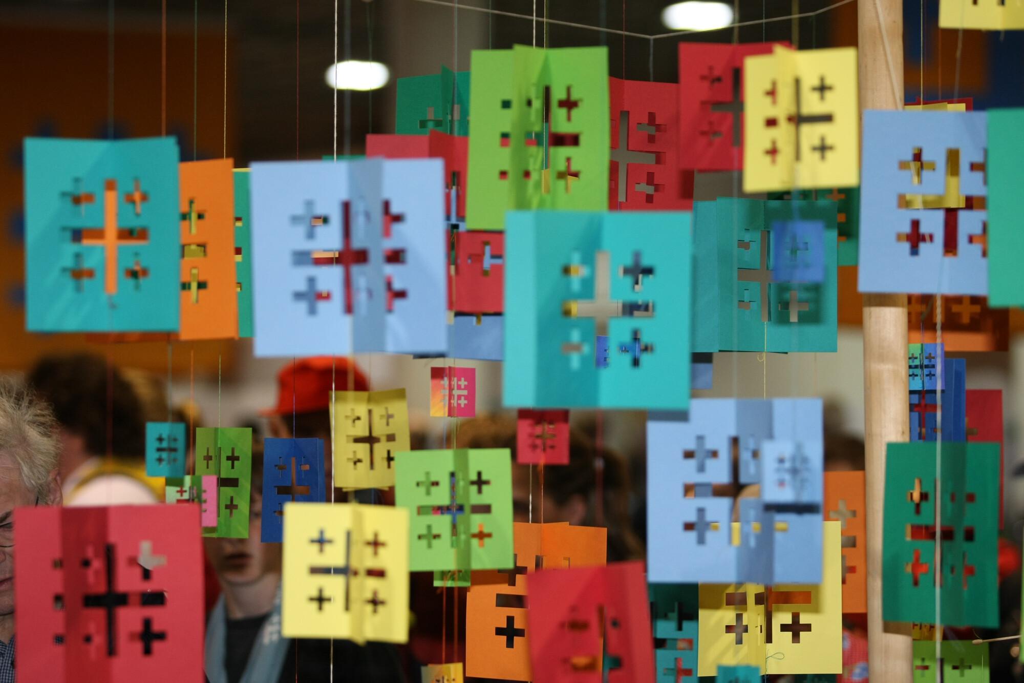 Viele bunte Kirchentags-Jerusalemkreuze hängen wir ein Mobilè