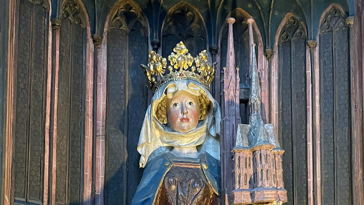 Heilige Elisabeth Skulptur einer Frau mit goldener Krone an einer gotischen Mauer
