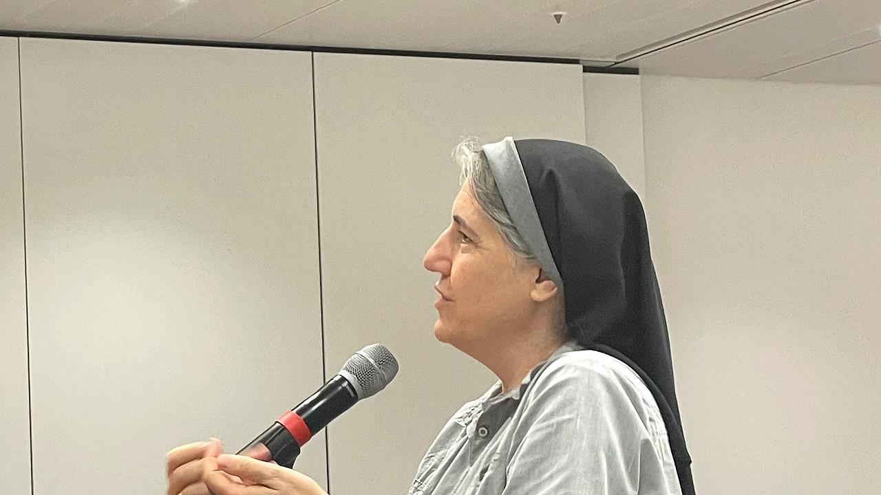 Nonne Eine Nonne am Mikrophon