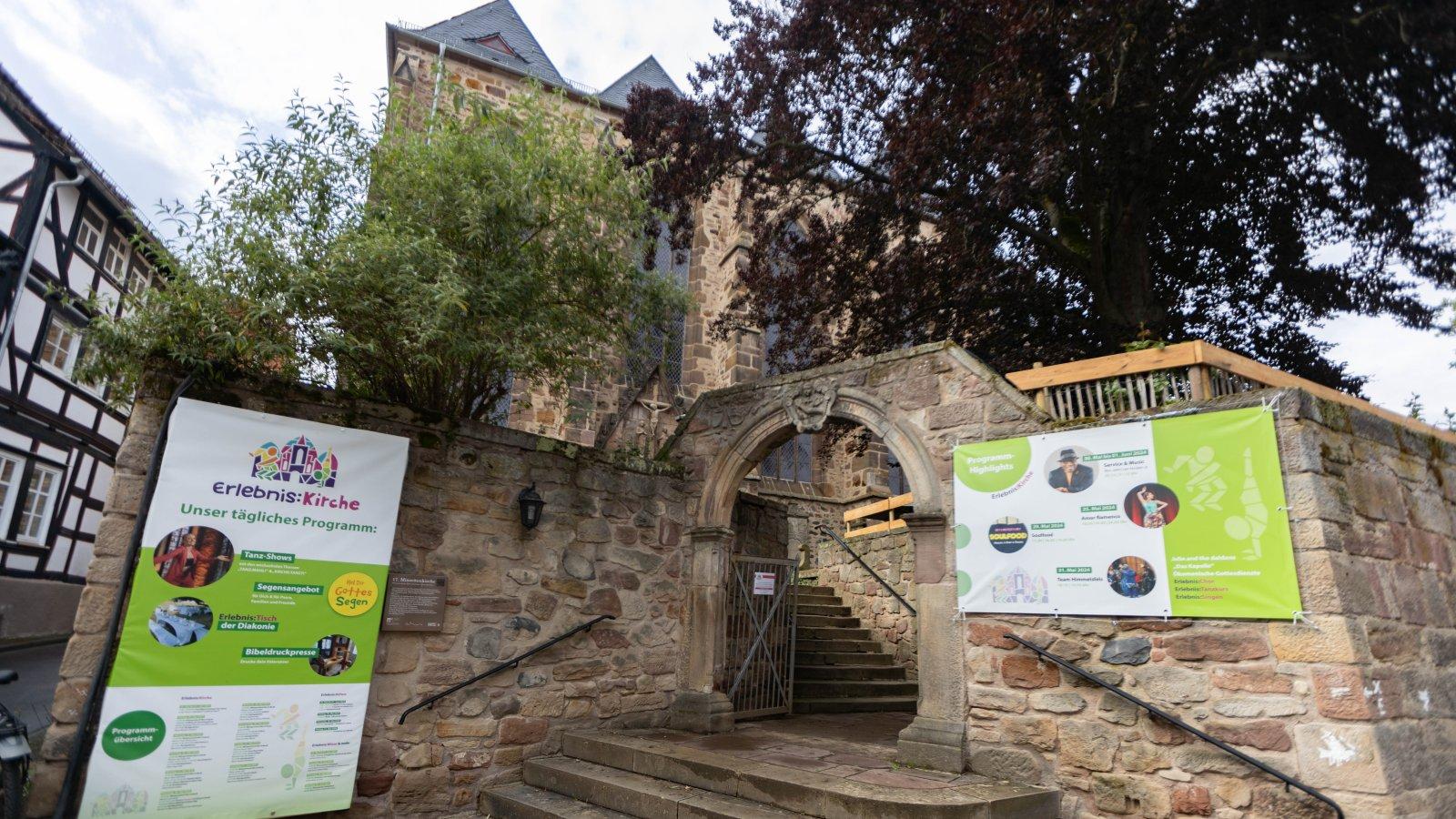 Evangelische Stadtkirche Fritzlar Treppenaufgang zur Kirche
