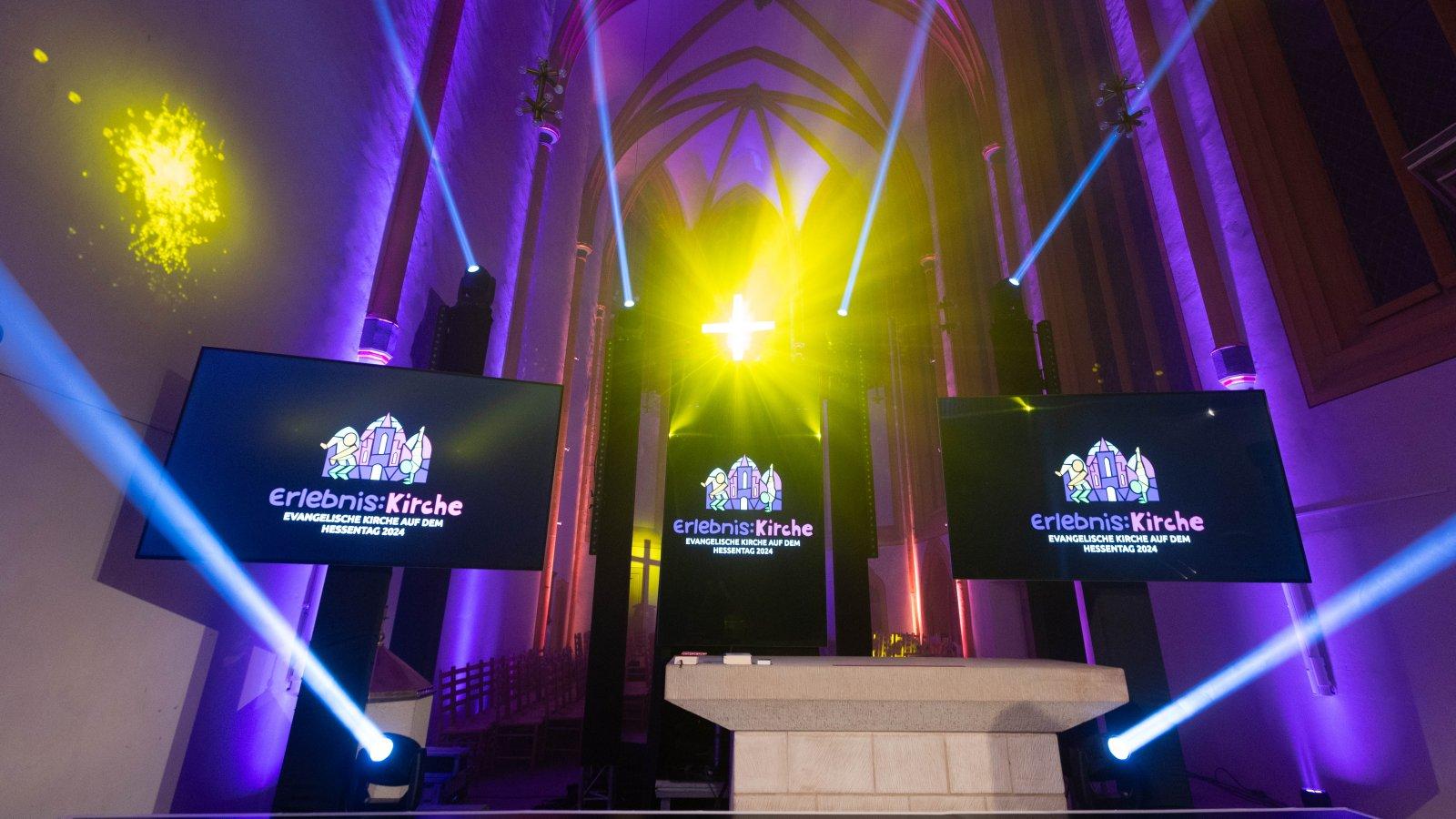 Erlebnis:Kirche Hessentag innen Altarraum in bunten Farbein ausgeleuchtet