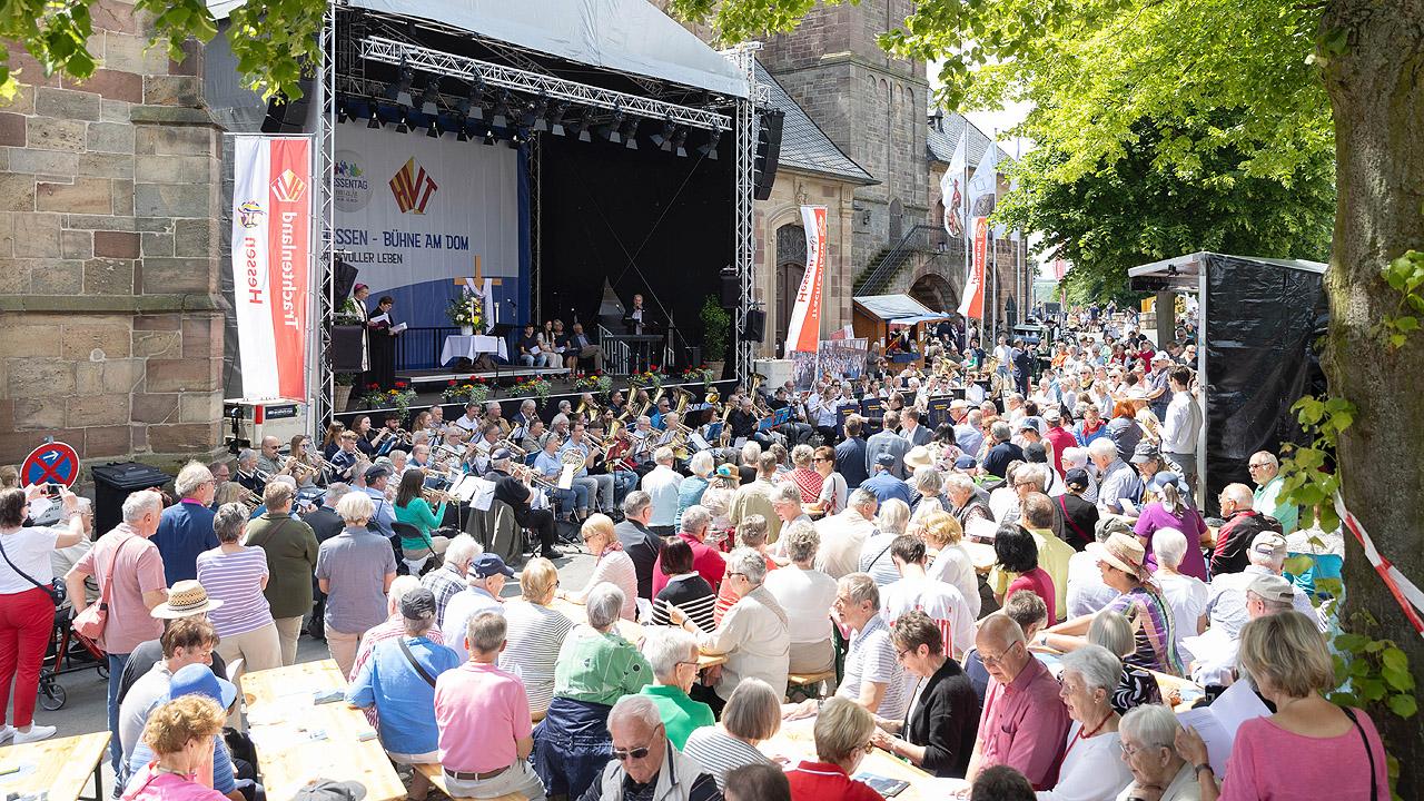 Gottesdienst Gottesdienst im Freien mit Bühne