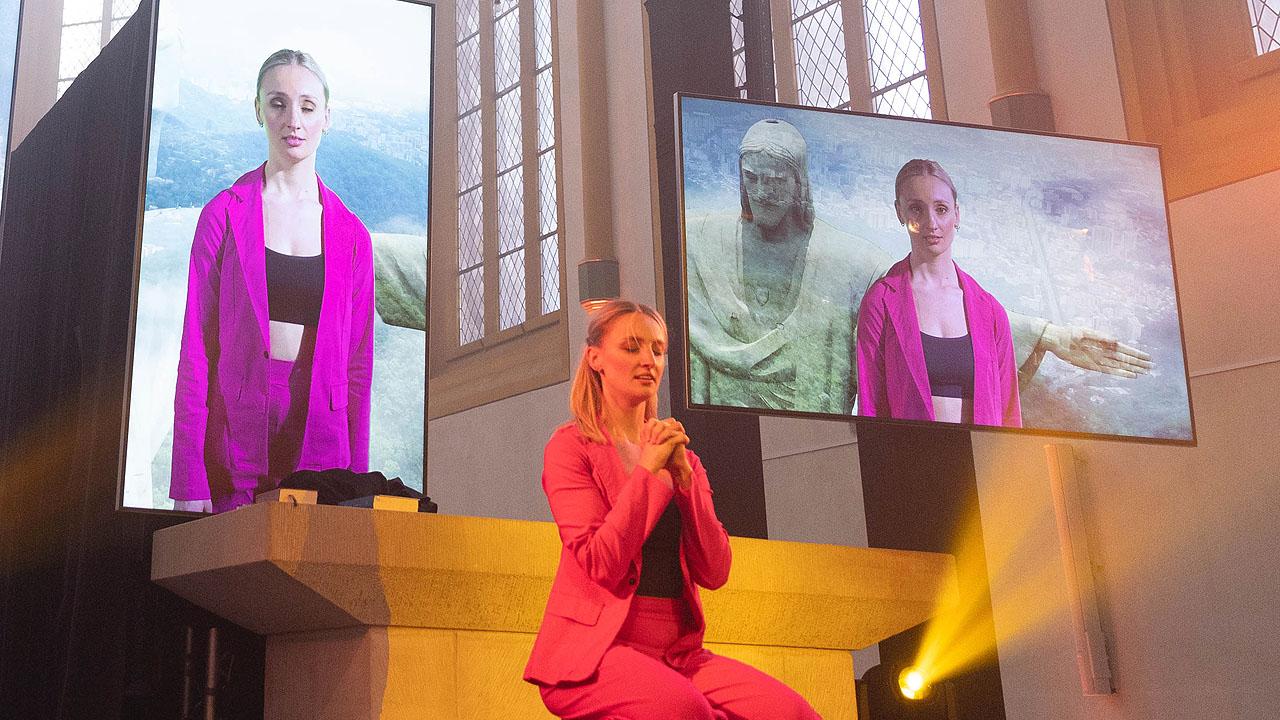 Erlebnis:Kirche Eine betende Tänzerin auf der Bühne