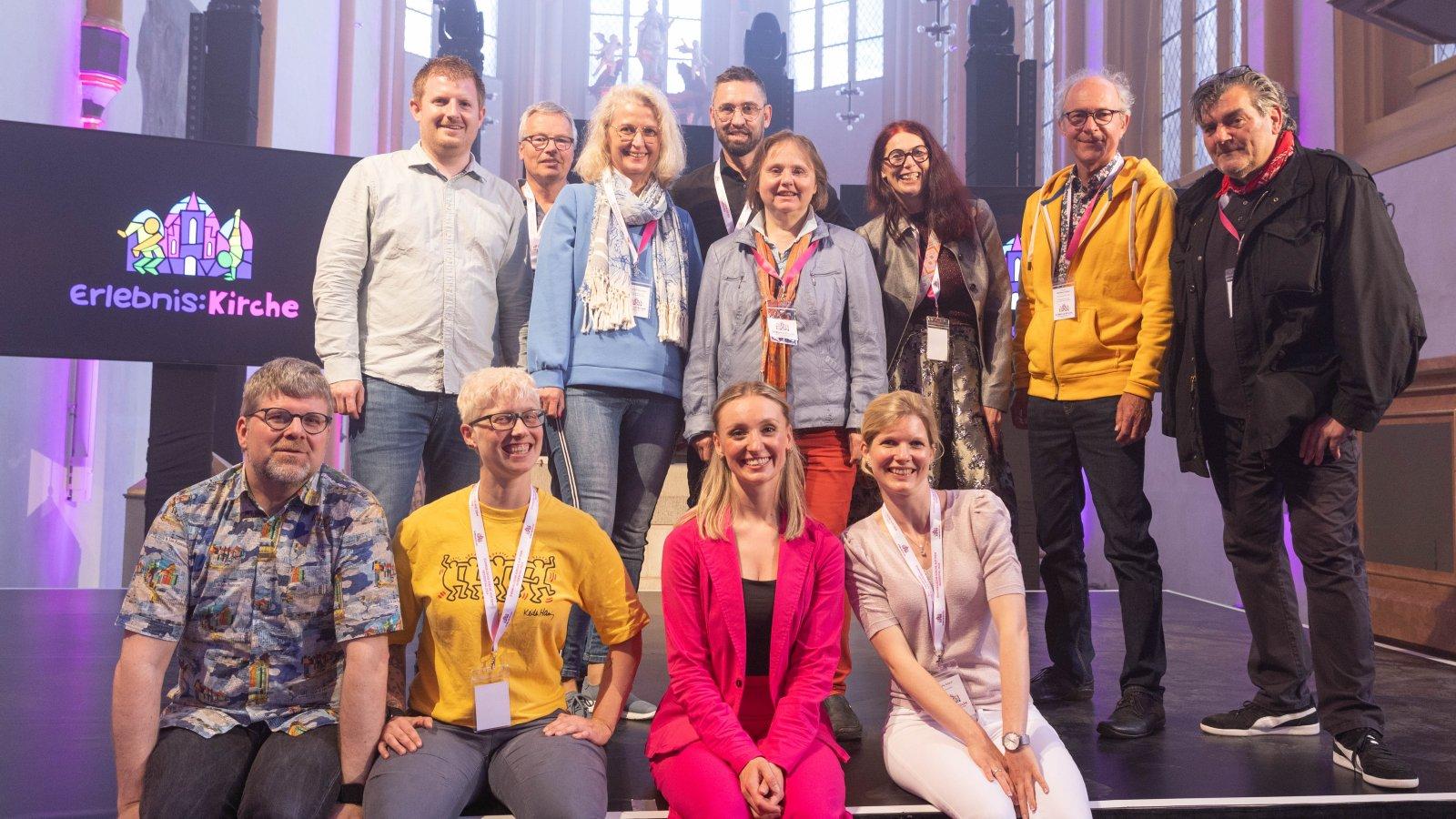 Das hauptamtliche Team der Erlebnis:Kirche Gruppenfoto im Altarraum der Kirche