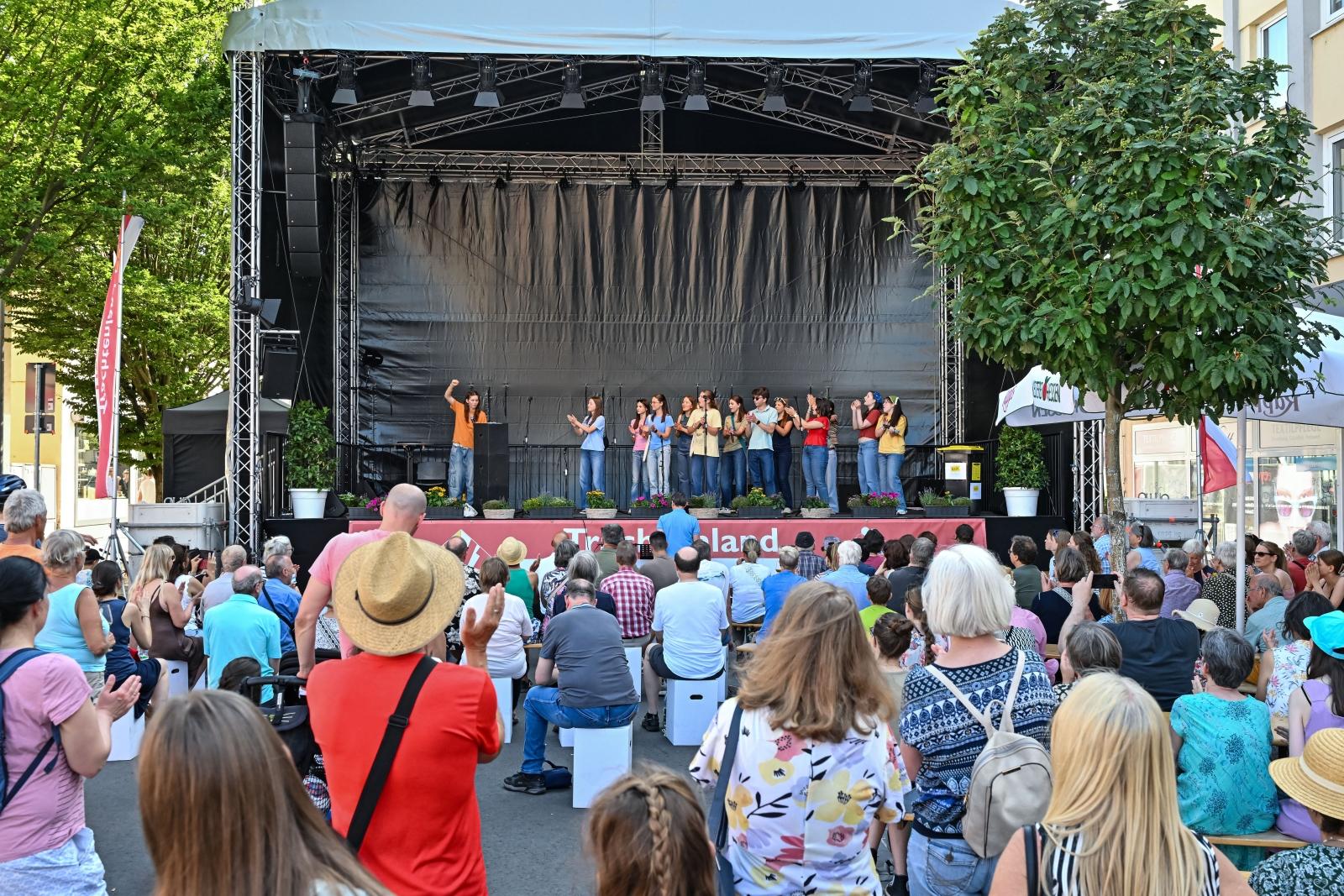 Gesamtansich Bühne mit Publikum im Vordergrund