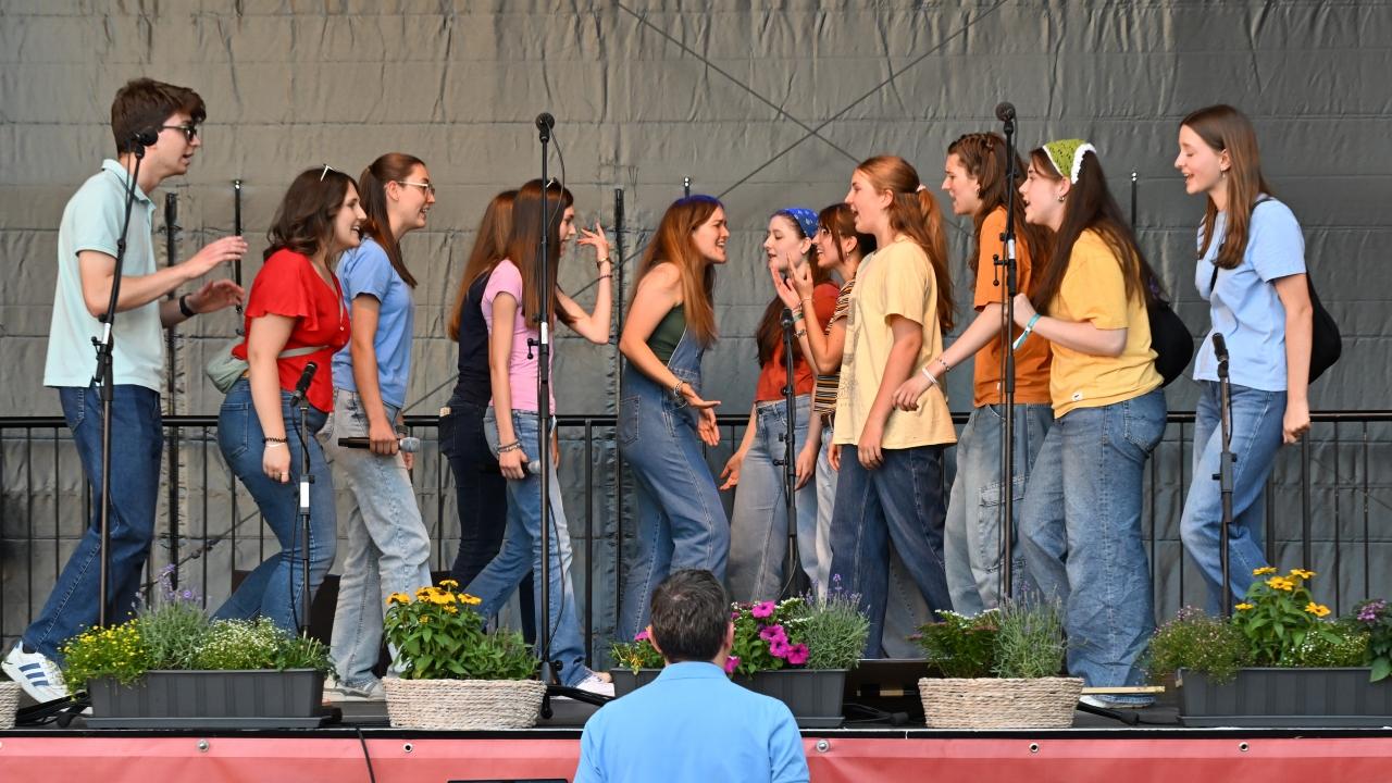 Jugendliche performen auf der Bühne