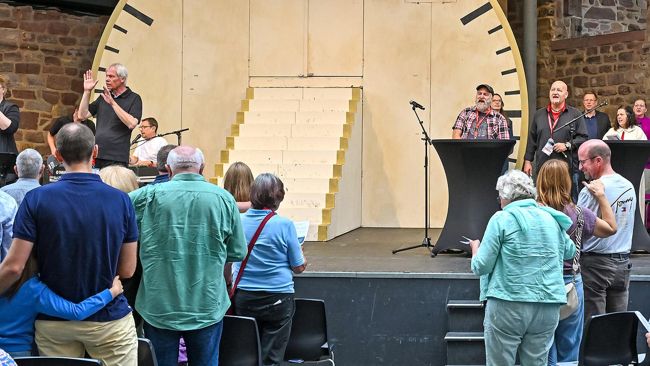 Gottesdienst Gottesdienstbesucher vor einer Bühne