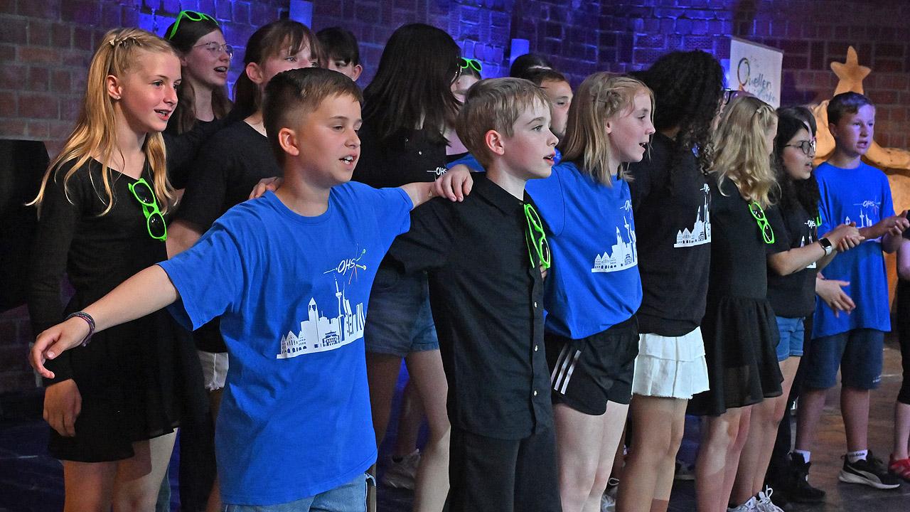 Kinderchor Kinderchor in blauen T-Shirts