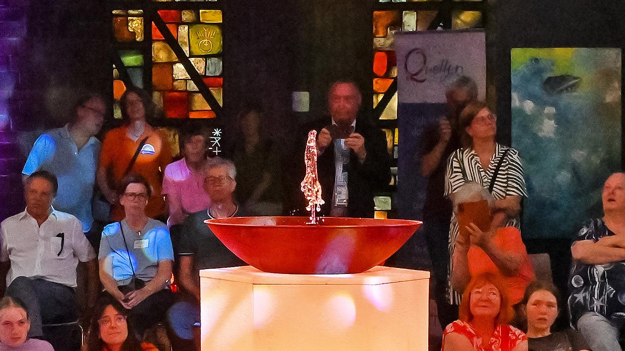 Quellenkirche kleine Wasserfontaine in Schale
