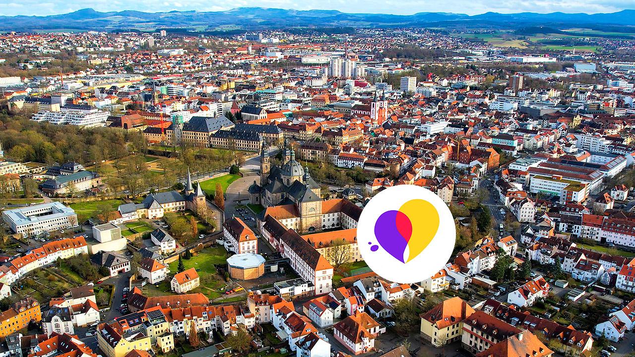 Fulda - Blick von oben, Häuser, Dom, Stadtschloss sowie Herzlogo für evangelisches Programm