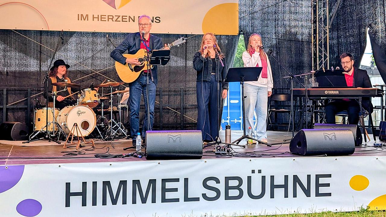 Himmelsbühne Eine Band auf der Bühne