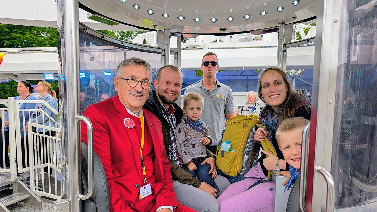 Segensgondel Familie in einer Riesenrad-Gondel