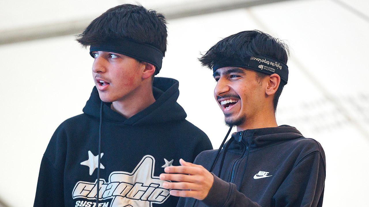 Zwei Jugendkliche Zwei farbige Jugendliche