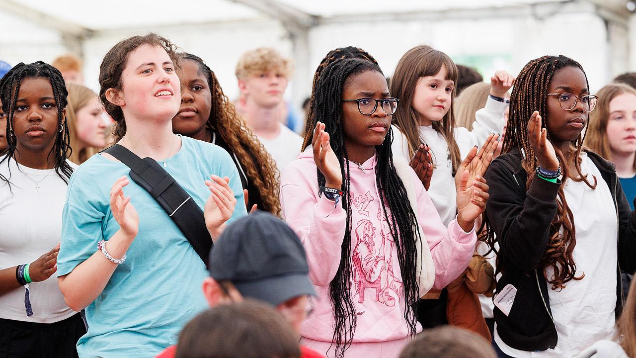 Jugendkirchentag Junge, farbige und hellhäutige Leute im Festzelt