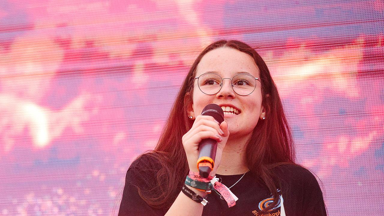 EJHN, Jugendkirchentag Eine junge Frau am Mikrophon