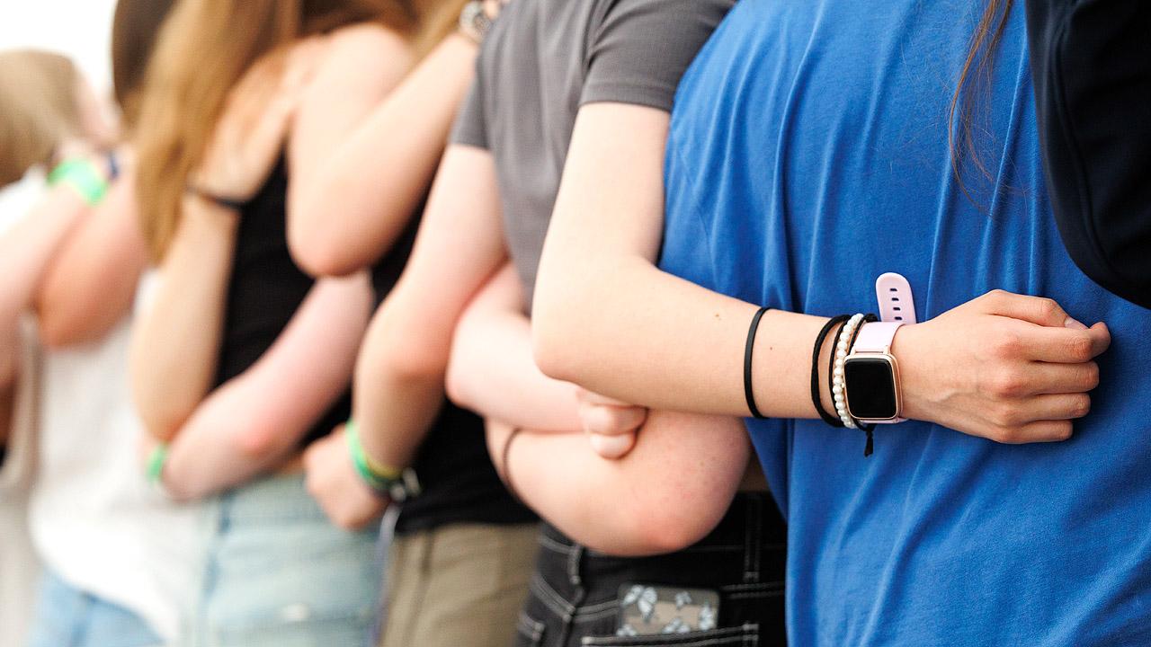 Jugendkirchentag Kette mit Jugendlichen, die sich von hinten die Hand auf den Rücken legen