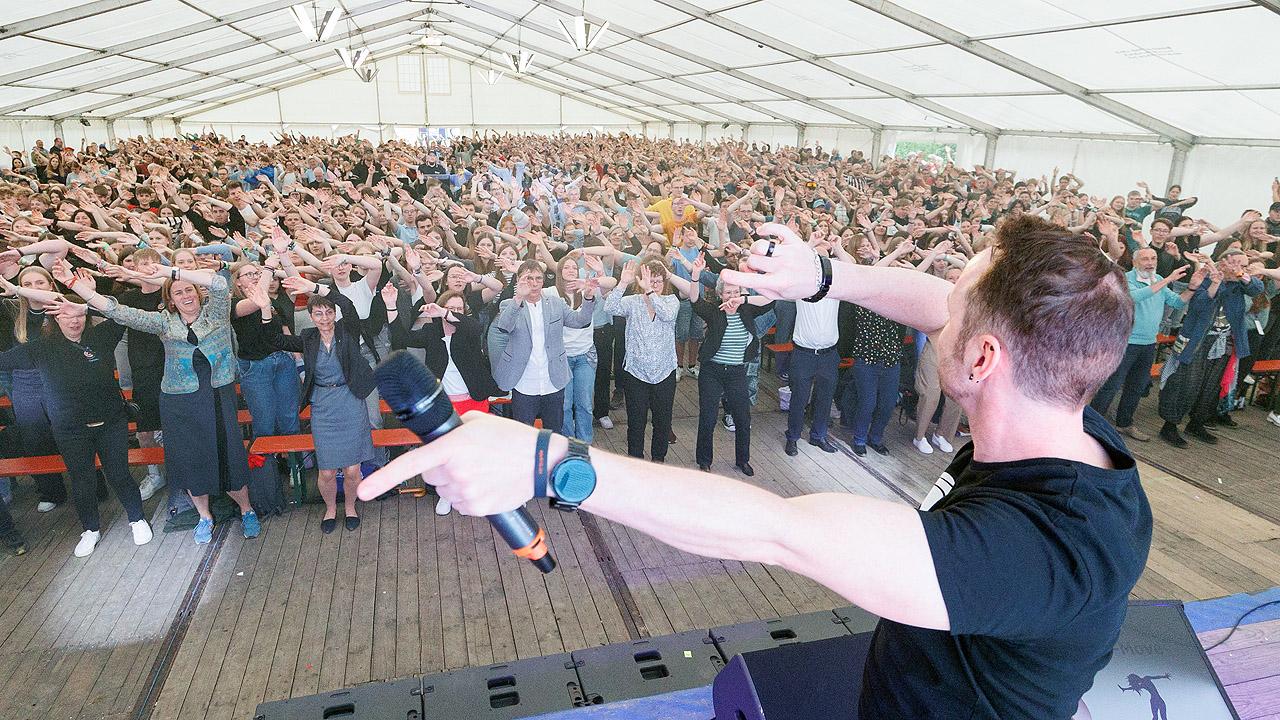 Jugendkirchentag Tanzende Besucher im Festzelt