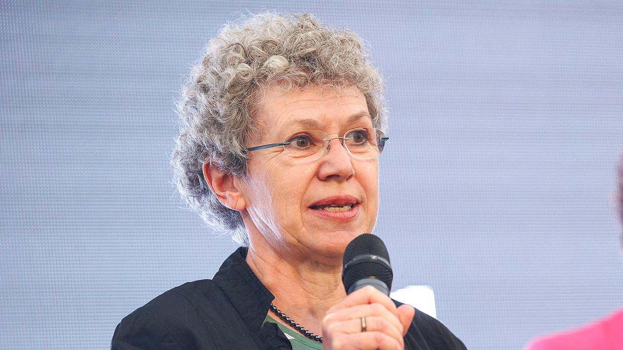 Jugendkirchentag Eine Frau am Mikrophon