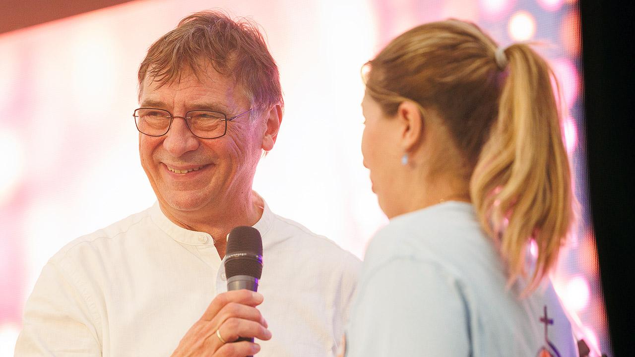 Volker Jung  Volker Jung und eine Moderatorin auf der Bühne