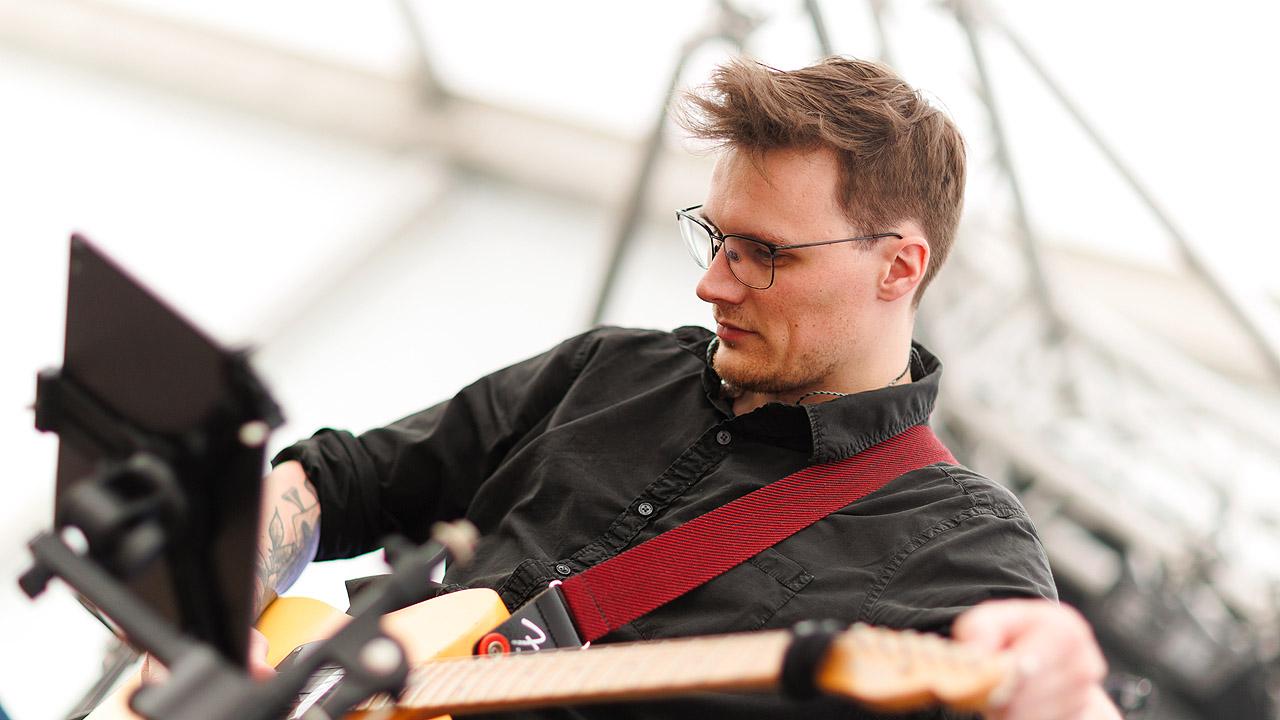 Gitarre Gitarrist im Festzelt