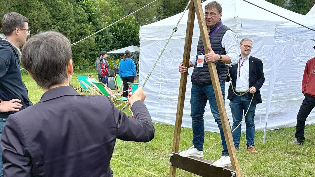 Jugendkirchentag Kirchenpräsident Jung balanciert auf einem schmalen Brett