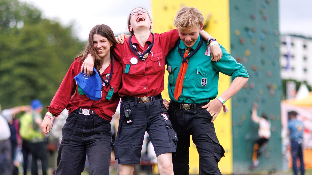 Pfadfinder Springende Pfadfinder in Uniform