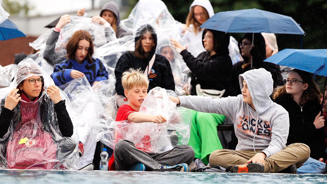 Jugendkirchentag Juigendliche in durchsichtigen Plastikponchos
