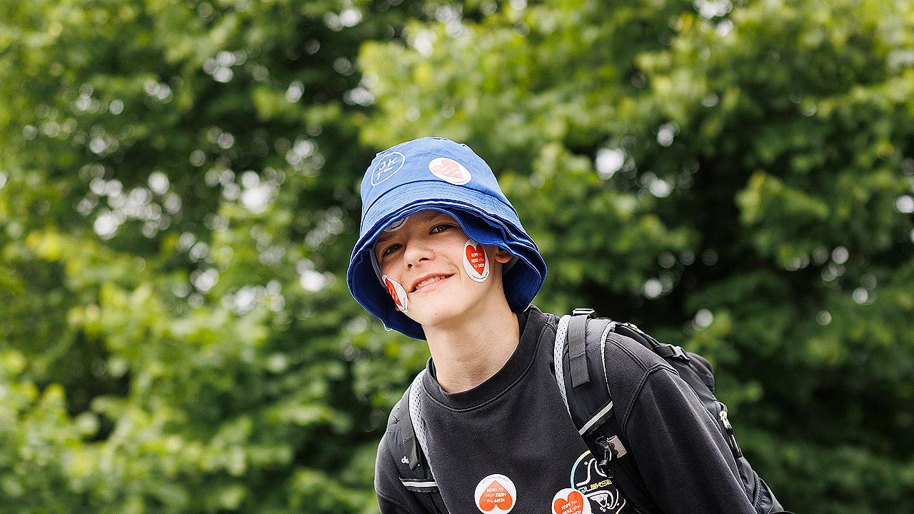 Abschied Ein Junge mit Herz-Aufkleber