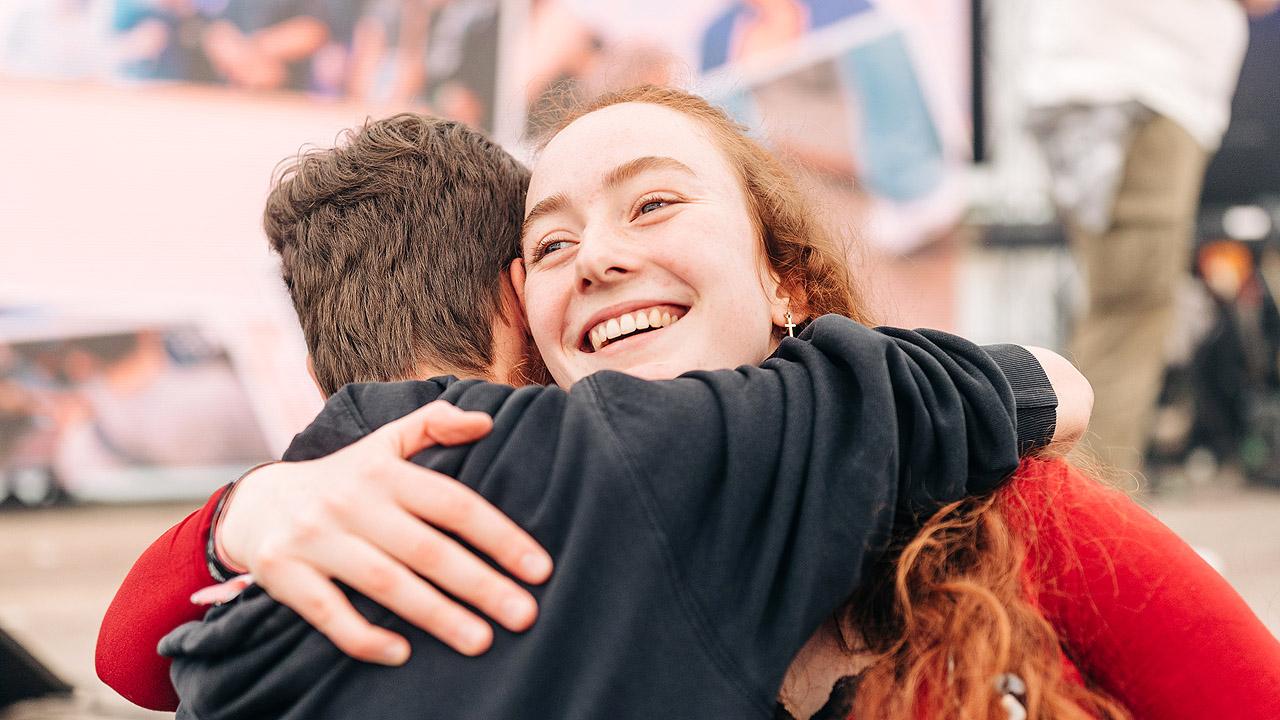Abschied Zwei Freundinnen umarmen sich