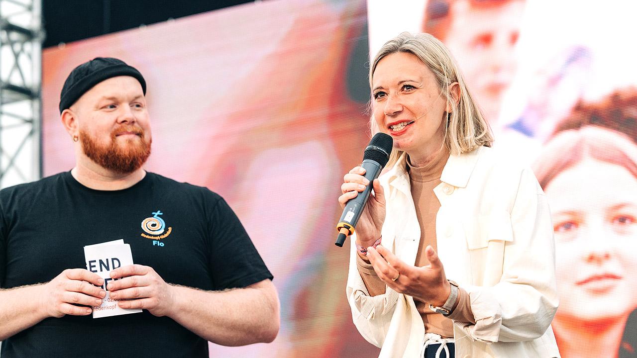 Conny Habermehl Conny Habermehl auf der Bühne, neben ihr ein bärtiger Mann