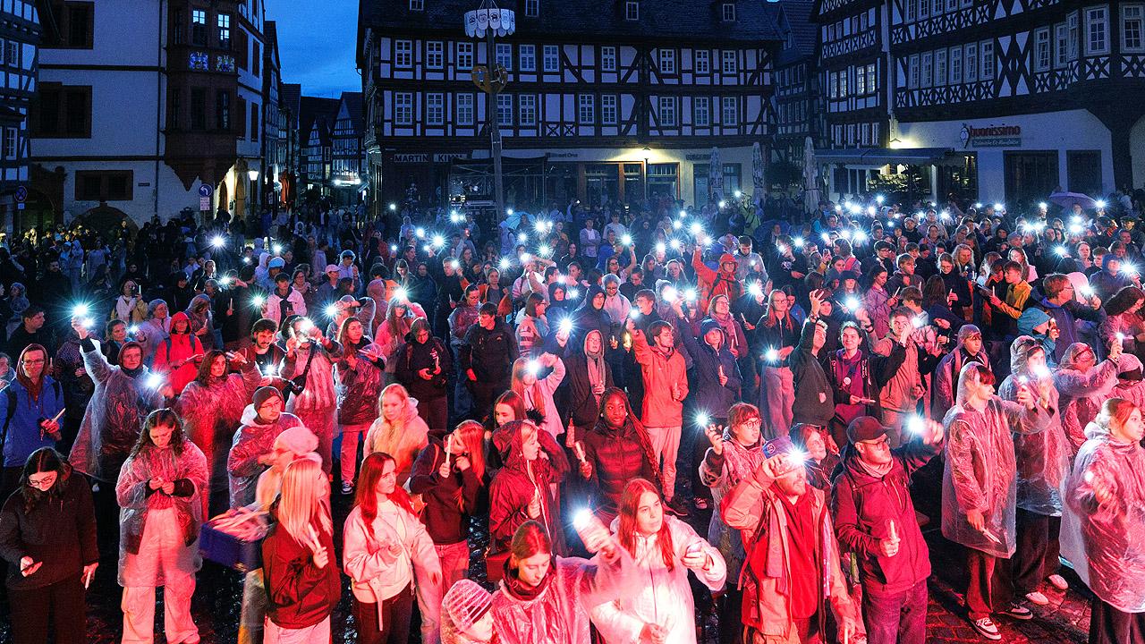 Abendandacht Jugendliche bei Dämmerung auf dem Marktplatz in Alsfeld