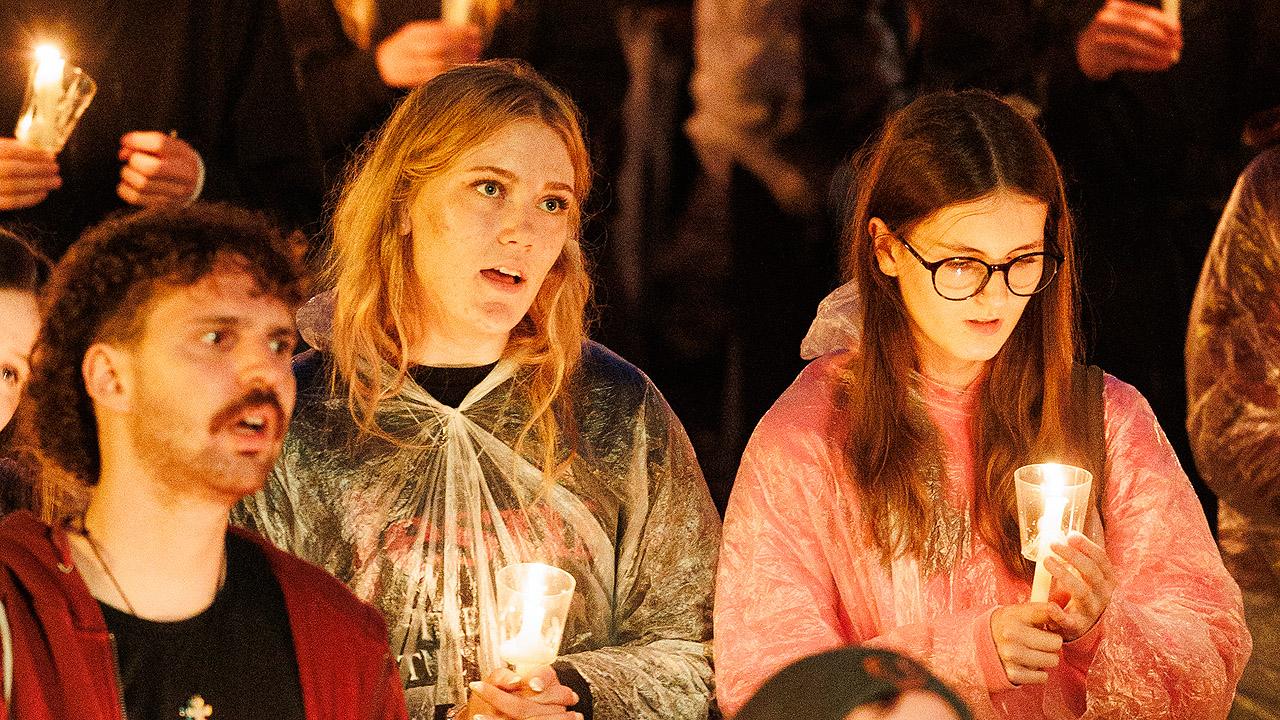 Abendandacht auf dem Jugendkirchentag Singende junge Leute mit Kerzen