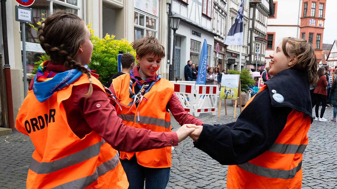 Ordner auf dem Jugendkirchentag Tanzende Ordnerinnen