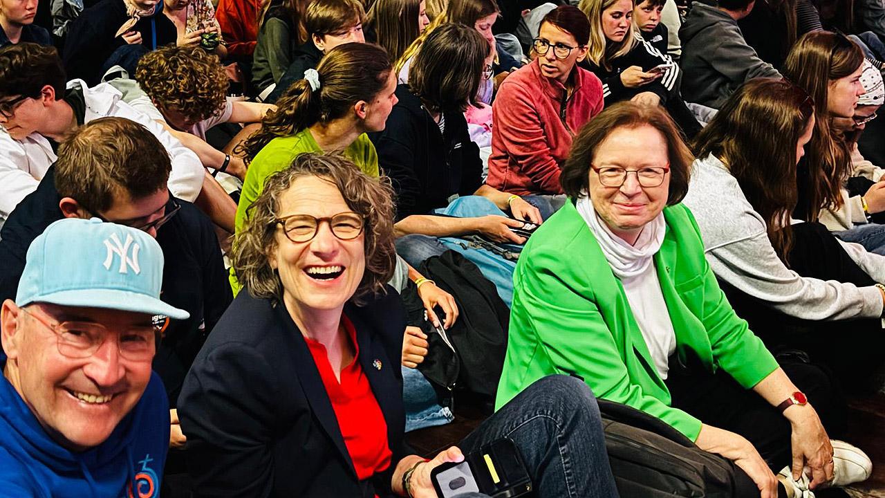 Christiane Tietz und Ulrike Scherf Kirchenpräsidentin und Stellvertreterin im Publikum