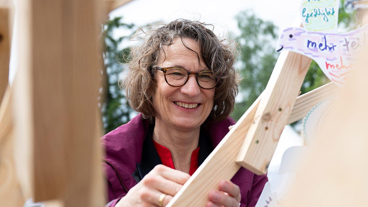 Christiane Tietz Die Kirchenpräsidentin beim Werkeln