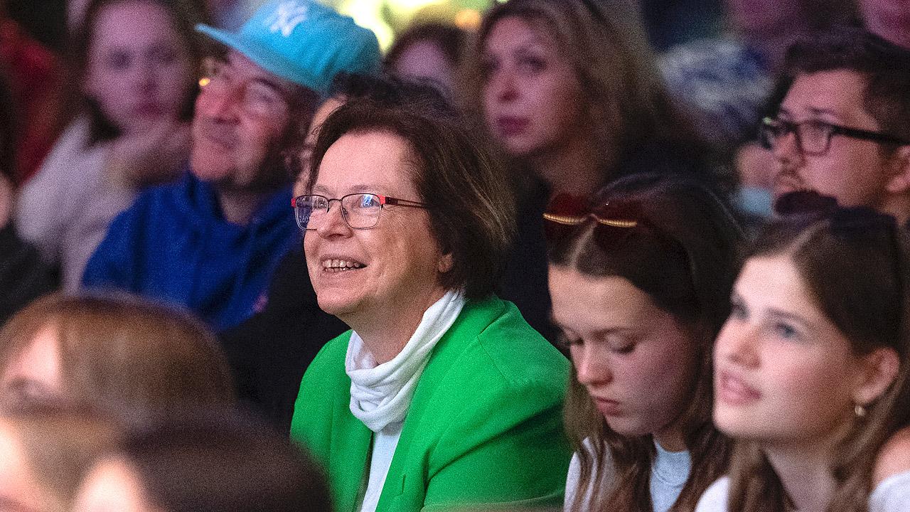 Ulrike Scherf Ulrike Scherf und junge Besucherinnen