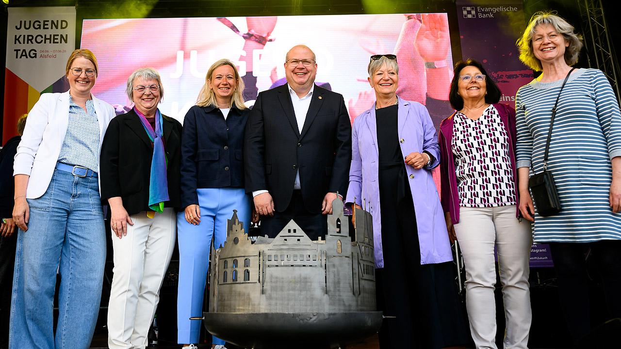 Jugendkirchentag Abschlusss Gruppenbild auf Bühne
