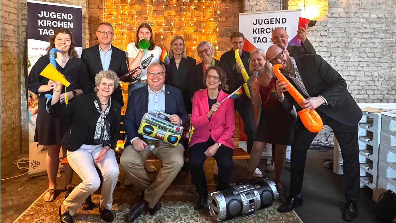 Jugendkirchentag Pre-Event Gruppenbild mit fröhlichen Menschen