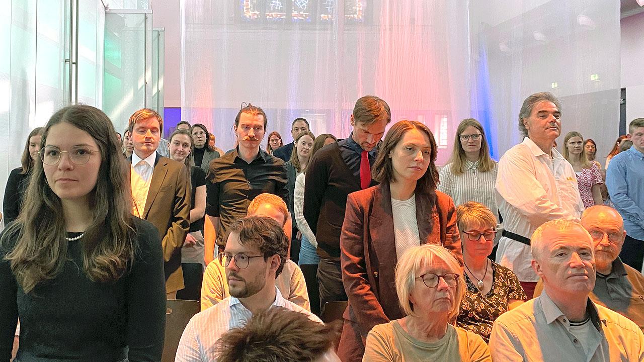 Religionslehrer Publikum, das zuhört