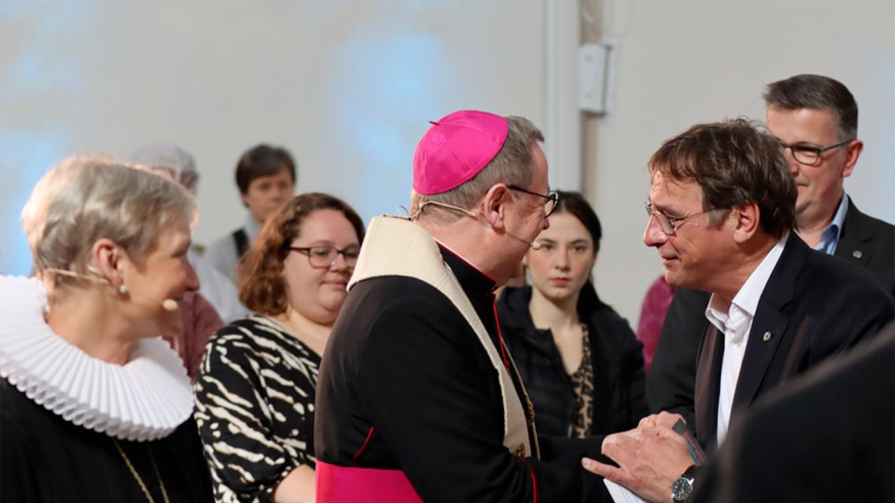 Bischof Bätzing und Kirchenpräsident Jung Zwei Geistliche begrüßen sich