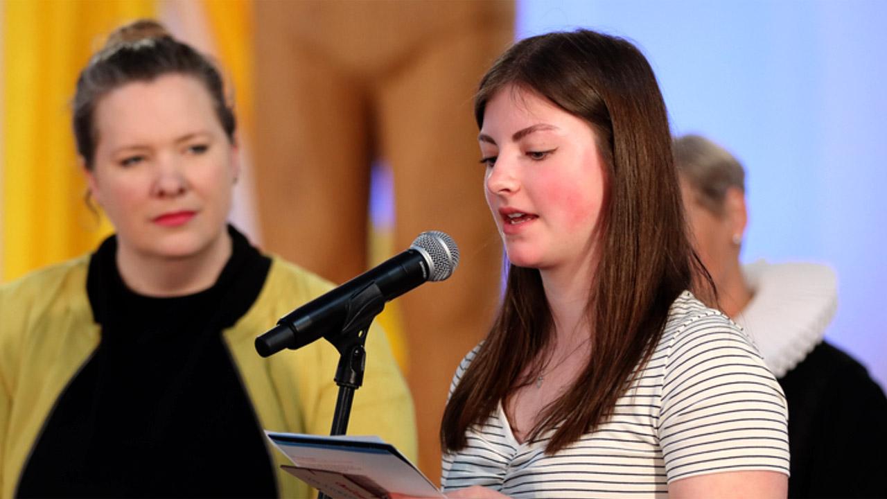 Woche für das Leben Zwei junge Frauen am Mikrophon