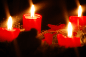 Vier rote Kerzen brennen am Adventskranz