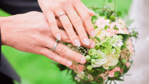 Hände eines Paares mit Blumen