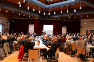 Menschen stimmen ab.