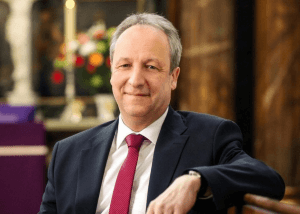 Bischof Christian Stäblein sitzt in der Kirchenbank
