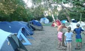 Zelte auf der Wiese am Ev. Gemeindezentrum