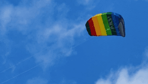 Bunter Drache vor blauem Himmel