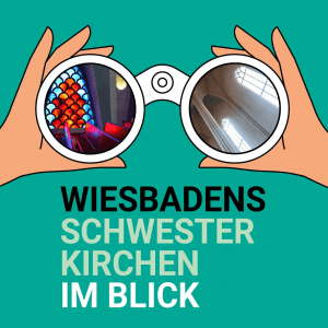 zwei Hände an einem Brillengestell. In den Gläsern spiegeln sich 2 verschiedene Kircheninnenräume