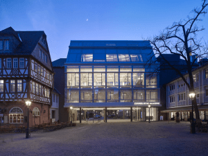Außenansicht der Evangelischen Akademie Frankfurt in der Dämmerung